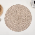 Dettaglio della tovaglietta rotonda intrecciata con texture bicolore marrone e bianco - Caffè & Bianco