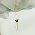 Gouden titanium stalen vlinder ketting met kwastjes en zirkoon op witte stof - Vlinder Kwastje Stijl (NHA418)