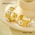 Detalle de pendientes en C bañados en oro 18K con perlas y textura tipo lava - NMSE-B7310-2 / Blanco