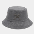 Detailansicht der Schraubenschlüssel-Stickerei auf dem dunkelgrauen Fischerhut aus Baumwolle - M (56-58cm) / Grau
