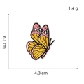Toppa ricamata a farfalla con sfumatura giallo rosa e dimensioni 6,1cm per 4,3cm - Toppa Ricamata Farfalla