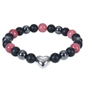 Dettaglio di perline in agata nera da 8mm con pietra rosa e pendente a cuore - Bracciale in Quarzo Fragola