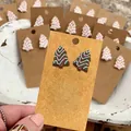 Handgefertigte Weihnachtsbaum Ohrringe im Lebkuchen-Stil mit bunten Punkten und Wellen - Schokoladenstreifen 1 Paar