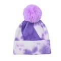 Detailopname van de paars-witte tie-dye gebreide muts met zachte faux fur pompon - Eén maat / Paarse Tie-Dye Gebreide Muts