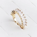 Vue détaillée de la bague dorée avec zircons rectangulaires et sertissage à griffes - Ouvert Réglable / Blanc