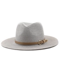 Détail d'un chapeau de soleil en paille grise à large bord avec ceinture en cuir marron - 56-58cm / Gris