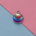 Detailopname van een 12mm iriserende zeemeermin schubben bedel met zilveren rand - Roze Wit Iriserend (8)