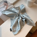 Glanzende lichtblauwe satijnen oversized scrunchie met Hand Made label accent - Oversized / Blauw