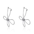 Poliierte silberne Edelstahl-Ohrringe im Knotendesign für Damen im minimalistischen Stil - Knotenohrringe / Silber