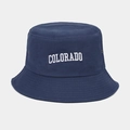 Détail de la broderie blanche Colorado sur un chapeau bob en coton bleu marine - Taille unique / Bleu marine