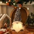 Gnomo luminoso con gorro de lentejuelas grises y brazos a rayas sobre madera - Gris