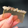 Dettaglio di un pettine per capelli dorato fatto a mano con pietre di cristallo naturale - Quarzo Rutilato + Pettine Oro 20 Denti