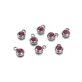 Vue détaillée de sept pendentifs argentés sertis de pierres de zircone rouges arrondies - 20 Pièces / 11.5g / Cadre Couleur Acier / Zircone Rose Rouge