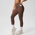 Detailansicht der hoch taillierten Yoga-Hose in Kaffee mit praktischer Seitentasche - S / Kastanienbraun