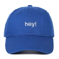 Détail de la broderie blanche hey sur casquette bleu marine avec surpiqûres précises - Réglable / Bleu Saphir