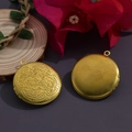 Colgante relicario circular de oro antiguo con textura floral vintage y dorso liso - N.º 1 Relicario Redondo con Relieve Floral (32.5*36mm)