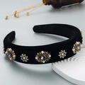 Serre-tête en velours baroque avec strass gris et perles sur un support d'exposition - Noir