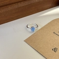 Vintage Silberring mit ovalem blauem Schmuckstein und dekorativer Verzierung am Rand - Silber Oval Durchscheinend Blau Edelstein Offener Ring (J5756)