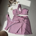 Détail d'un ensemble bikini trois pièces rose scintillant avec jupe nouée et décor - S / Rose