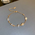Détail de la chaîne à mailles dorée 18K avec perles de cristal carrées irisées sur le bijou - Bracelet Carré de Sucre Coloré / Or - Bracelet