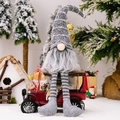 Weihnachtswichtel mit grauer Strickmütze und langen gestreiften Beinen in festlicher Szene - Gestreifter Hängebein-Zwerg / Grau