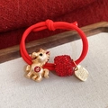Détail d'un élastique à cheveux rouge avec breloque cheval doré et boule de strass - Rouge - Cheval - Chance (Alt)