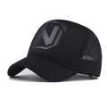 Gorra trucker negra con logo N plateado y malla transpirable vista desde un ángulo de 45° - Ajustable / Negro