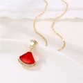 Dettaglio della collana in oro 18K con pendente a ventaglio in resina rossa e zirconi - Oro/Rosso