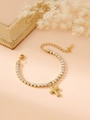 Détail du pendentif croix dorée et chaîne de strass avec fermoir mousqueton réglable - Pendentif Croix en Zirconium Incrusté d'Or
