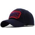 Dettaglio cappello in cotone blu navy con stemma SUPER ricamato rosso e cuciture - Regolabile / Blu navy