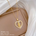 Dettaglio della collana cuore con peso 4,1g, misura 2x2,5cm e catena lunga 40+5cm - Cuore Rilievo della Vergine Maria (E147)