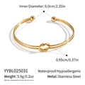 Macro-opname van knooparmband met binnendiameter van 6,0 cm en breedte van 0,95 cm - Gouden Knoop Open Manchet Armband (YYBL025031)