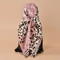 Foulard quadrato in raso leopardato marrone e rosa su manichino per un look alla moda - Stampa Leopardata Rosa(FJ992-4#)
