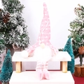 Nahaufnahme eines rosa gestrickten Weihnachtswichtels mit Punkten auf einem Festständer - Rosa