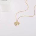 Minimalistische 14K vergoldete Herz-Halskette mit Zirkonia-Stein auf weißem Hintergrund - Herz Zirkonia (XL0058)