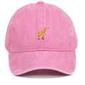 Nahaufnahme der rosa Baseballkappe aus Baumwolle mit Giraffenstickerei und Retro-Textur - Rosa