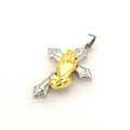 Détail d'un pendentif religieux bicolore avec croix en argent et mains en prière dorées - Pendentif / Argenté