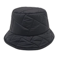 Detalle de gorro de pescador acolchado negro con costuras geométricas y relleno térmico - M (56-58cm) / Negro