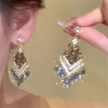 Detalle de los elegantes pendientes de cristal en forma de gota con pedrería brillante - Poste de plata - Dorado - Azul
