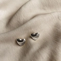 Orecchini a lobo a cuore in argento lucido su elegante sfondo di seta color champagne - Stud orecchini / Color Acciaio