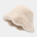Detalle de gorro de pescador de piel sintética beige con textura suave y borde volante - M (56-58cm) / Caqui