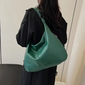 Dunkelgrüne Lederbeutel-Tasche mit Silberbeschlägen für Damen als lässige Schultertasche - Grün
