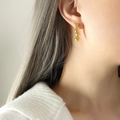 Orecchini a sfera dorati minimalisti con quattro sfere lucide in un design sfumato - Oro