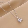 Collier élégant avec pendentif poisson argenté et zircons blancs sur fond beige texturé - 9061-argent