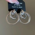 Boucles d'oreilles double anneau entrelacées en argent avec finition métal - Double cercle motif à points (Argent)