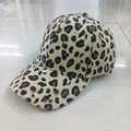 Detail einer Baseballkappe mit Leopardenmuster, hochwertigem Stoff und gebogenem Schirm - Heller Leopard