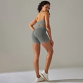 Dettaglio del set yoga grigio senza cuciture in tessuto a coste con top sportivo a fascia - grigio scuro