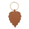 Leaf-shaped magnetic hat clip in caramel brown lychee leather with golden ring - Leaf Brown