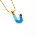 Collana dorata con pendente a lettera U in smalto tricolore blu su catena a serpente - Stile Lettera U
