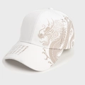 Dettaglio del cappellino bianco con ricamo del drago dorato e calligrafia tradizionale - Regolabile / Bianco
